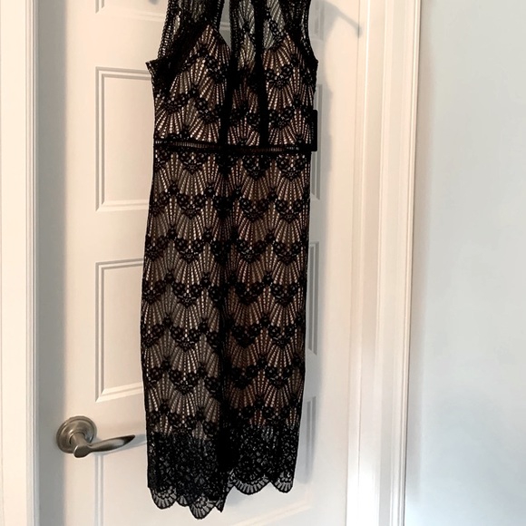 Beautiful NWT Guess Lace Sheath Dress - Picture 5 of 5